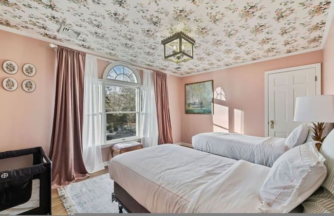 Elegant Spring Stay on Peaceful Retreat - Photo 11