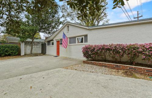 The Mid-Century Hub Close to Everything - Photo 14