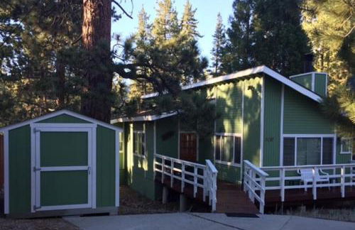 Spacious cozy chalet huge deck over seasonal creek - Foto 6