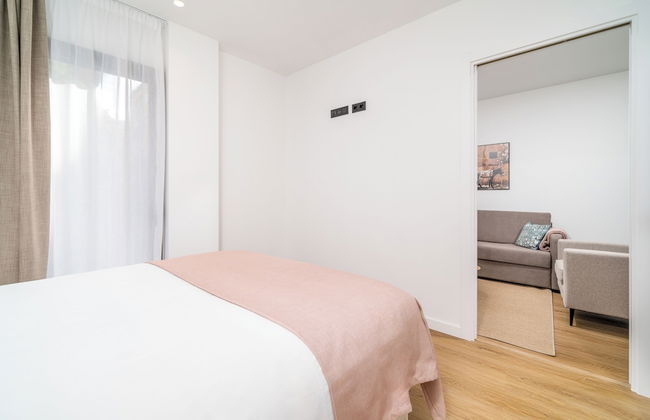 Limehome Barcelona Plaça Pirineus - Photo 3