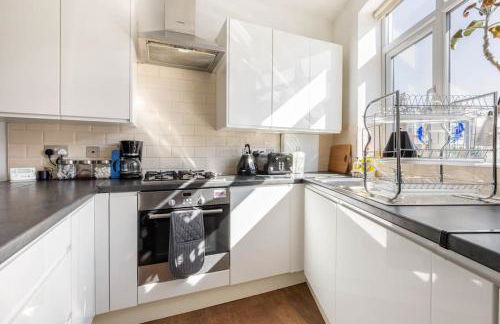 Group Friendly 2 Bed 2 Bath FREE PARKING for 2 Large Vans or up to 4 Cars Zone 2 Sleeps 10 Close to Central London and Zone 2 tube station - Photo 61