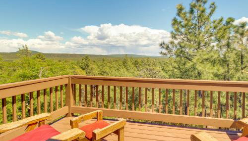 2 Mi to Show Low Lake: Scenic Cabin w/ Balcony - Foto 3