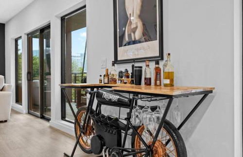 Skyline View, Pool, Gym, Balcony's, Walk to BWay! - Foto 13