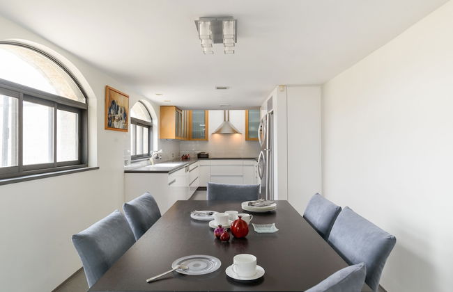 Luxury Duplex with Rooftop by FeelHome - Photo 26