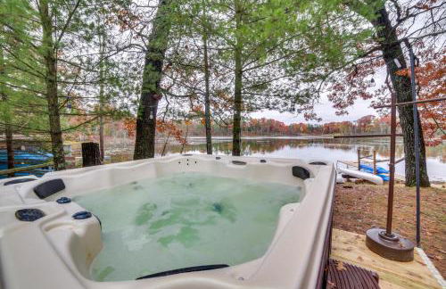 Lakefront Wisconsin Cottage with Dock and Hot Tub! - Foto 1