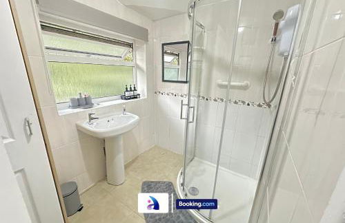 Spacious 3 BDR By Avalora Short Lets & Serviced Accommodation Queensway With Big Garden, Near Train Station, Airport & Large Driveway - Photo 7