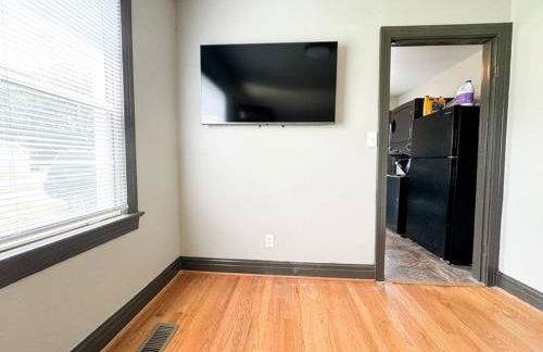 King Bed with Bunkbed Room - Gallatin Stays - Foto 14