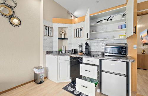 European style Queen Suite in Palm Coast - Best view with Balcony near Beaches! - Photo 16