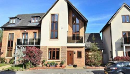 Spacious 4 Bedroom 3 Bathroom House - Sleeps up to 8 - Free Parking, Balcony, Fast Wifi and Smart TVs by Yoko Property - Foto 2
