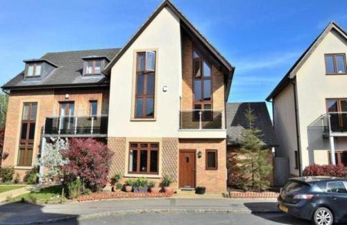 Spacious 4 Bedroom 3 Bathroom House - Sleeps up to 8 - Free Parking, Balcony, Fast Wifi and Smart TVs by Yoko Property - Photo 2