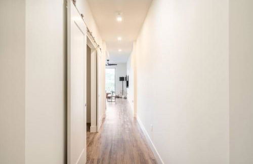 Waterside Retreat: Modern 2BR, Mins to Beach & Apt - Photo 21