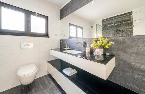 GuestReady - Charming family retreat with pool - Photo 28