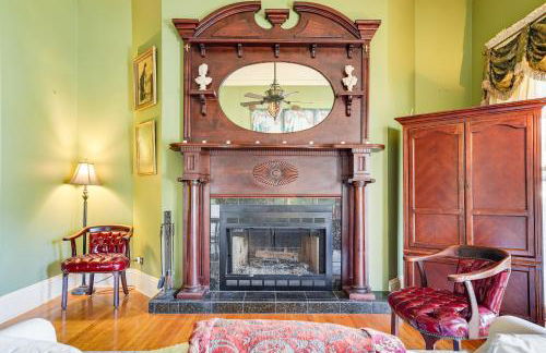 Historic Home with Fireplace and Porch Walkable Area! - Foto 6