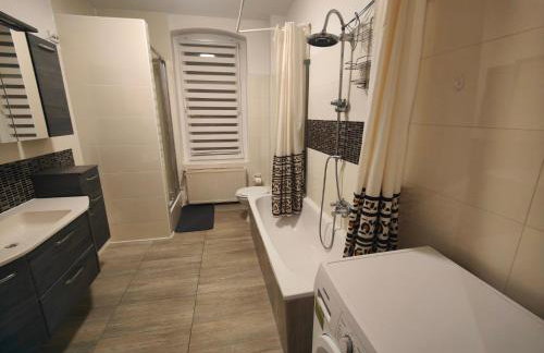 Citywohnung Merseburg - Geräumige Unterkunft ideal für Arbeit & Freizeit - Foto 9