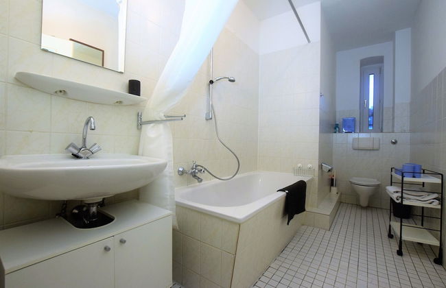 Tolstov-Hotels Large 3 Room Apartment with Garden - Foto 35