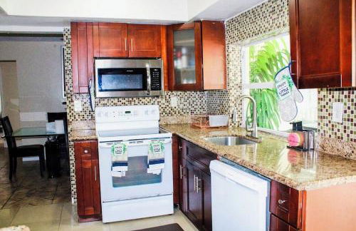 4-bedroom pool house in peaceful Sunrise with AC, WiFi, King bed - Foto 6