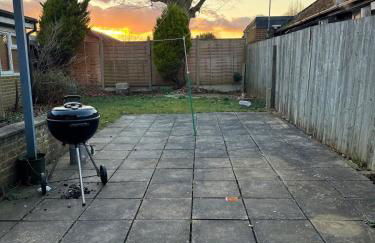 Modern 4BR House with Parking, 8 Mins to Gatwick Airport - Foto 5