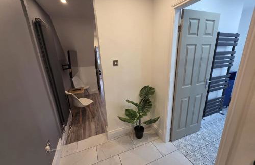 #18 Anfield 5 min walk Sleeps 7 4BR 5Bed 3Bathrms - Photo 32