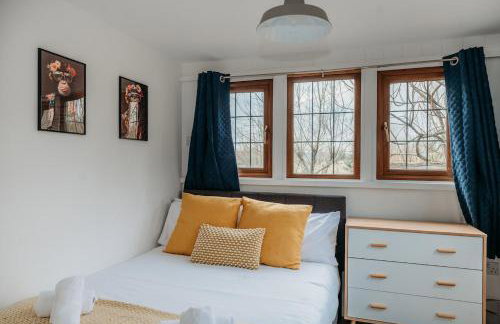 Heron's Perch- A pond-side retreat with cinema room - Photo 44