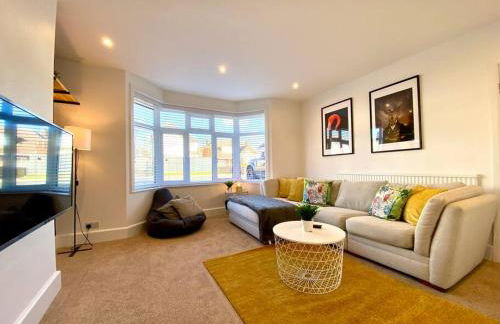 Spacious 3 Bedroom House - 5 Minutes to the nearest Beach! - Great Location - Garden - Parking - Fast WiFi - Smart TV - Newly decorated - sleeps up to 7! Close to Poole & Bournemouth & Sandbanks - Foto 11