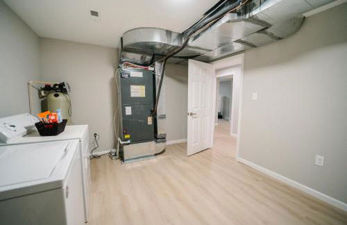 Spacious 5BR 3BA Free Parking Minutes to DC with Pool - Foto 64