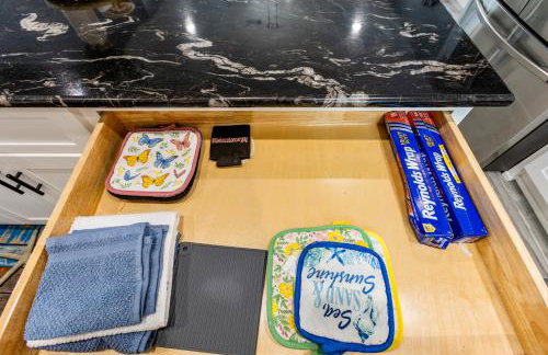 Relax And Sea NEW Luxury Canal-View Escape Gated Community Firepit and Decks - Foto 43