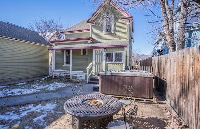 5bddowntown Victorian Charmhot Tub, Firepit - Photo 1