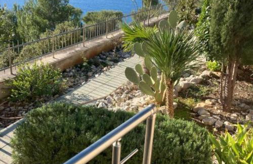 Beachfront Luxury Villa with Private Pool & Stunning Sea Views - Photo 31