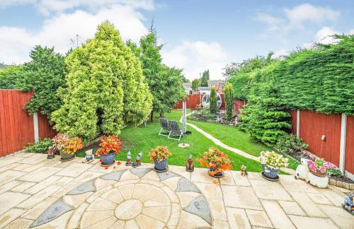 Central to town, 4 bedrooms, sleeps 8, parking for 4 plus cars - Foto 2