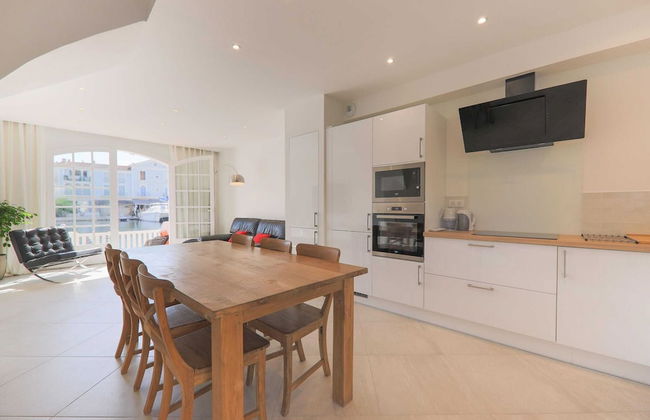 Superb Vacation Home With Pontoon - Photo 14