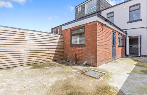 Stylish House - Sleeps 7 - Free Parking, Fast WiFi and Smart TV - Contractors, Groups and Long Stays Welcome by Yoko Property - Foto 29