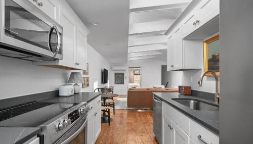 Modern Loft | Parking Included, Walk to Downtown - Foto 2, Other