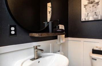 Near Drake/Downtown packed w/Amenities - Hot Tub - Movie Theater - Photo 41