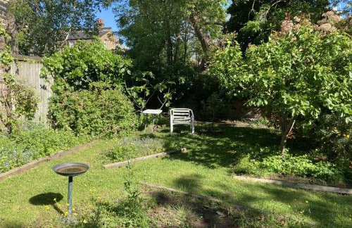 STUNNING GARDEN APARTMENT Central Exclusive Self Catering With Free Off Road Parking By Flat & Wiffi Beautifully Secluded 3 mins From All Amenities THIS IS A HOME NOT A HOTEL - Photo 5