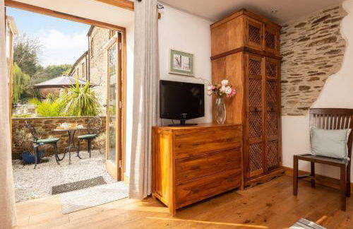 East Trenean Farm Cottages -4 Luxury Cornish Cottages sleeping 20 with hot tubs, private gardens, rural views and EV facilities - Foto 28