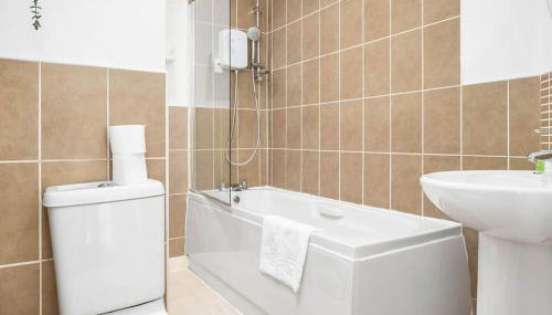 Modern Two Bed House - Garden - Parking - Smart TV - 2GMS - Foto 5, towels