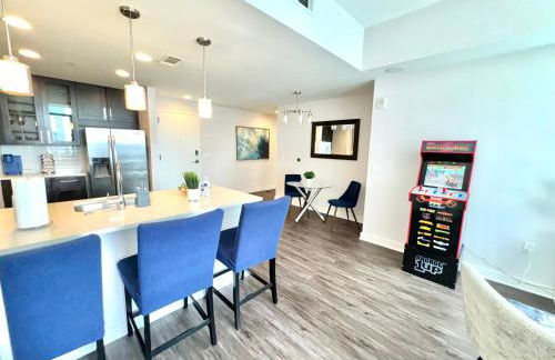 Skyline Retreat Penthouse, Top Floor, Year round Pool, City View! - Foto 20