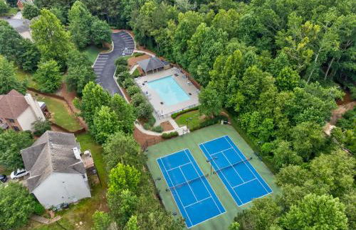 Pool and Patio, 8 minutes from Mall of Georgia! - Foto 1