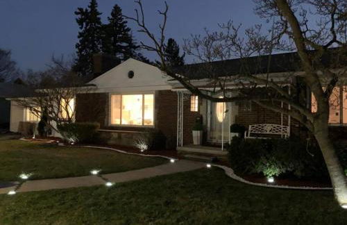 Elegant & spacious 32 Gem in Harper Woods - Foto 2