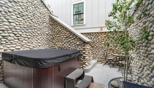 Whitewater Villa - 5BR Luxury Retreat with Hot Tub - Photo 5