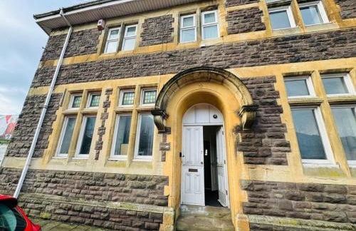 Stacey's 4 Bedroom House in Pontypool - Photo 3