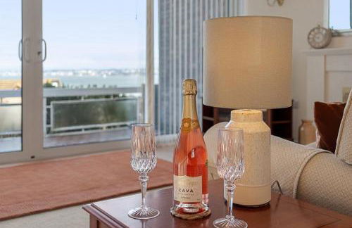 Baywatch Sea View Retreat - Photo 17