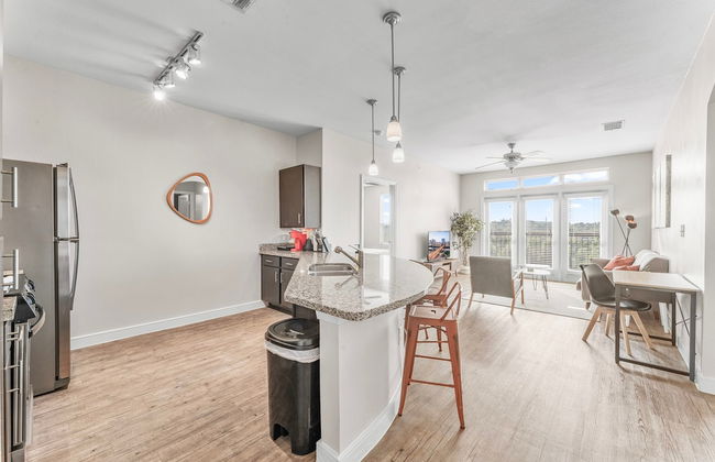 Airy Soco 2BR King Suite w Gympickleballlaundry - Foto 14