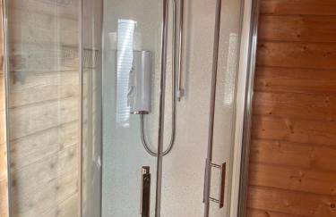 Log Cabin in the City with hot tub - Photo 10