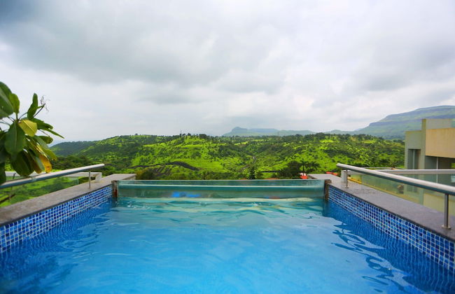 Royal Oakwood Villa by Shiloh Stay - Photo 12