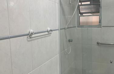 Apartamento Praia das Astúrias, 2 minutos de caminhada para praia, piscina, garagem demarcada, cama Queen - Foto 45