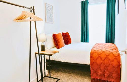 Central 3 Bed Home, Contractors, Garden, Fast WiFi, Smart TV - Photo 1