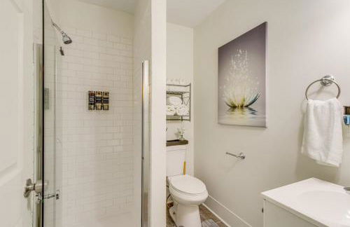 Quiet & Spacious Home Near Downtown - Foto 16