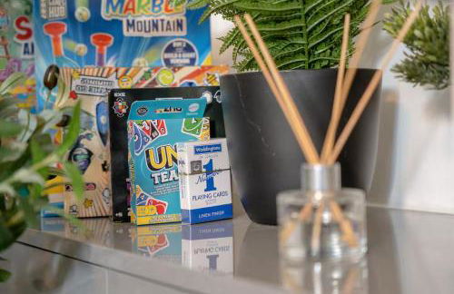 Family-Friendly 2-Bed Home with Games & Fireplace - Foto 8