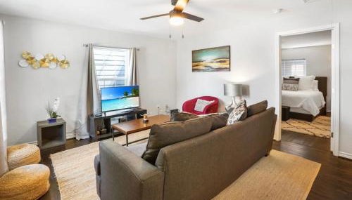 Cozy Heights 2 BD Bungalow, Walkable - Foto 2